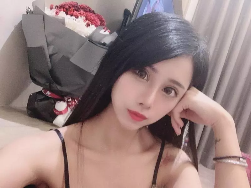 真人版火辣愛麗兒!「美人魚」水汪大眼嘟嘴超無辜,白嫩的逆天身材更讓人不捨錯過!