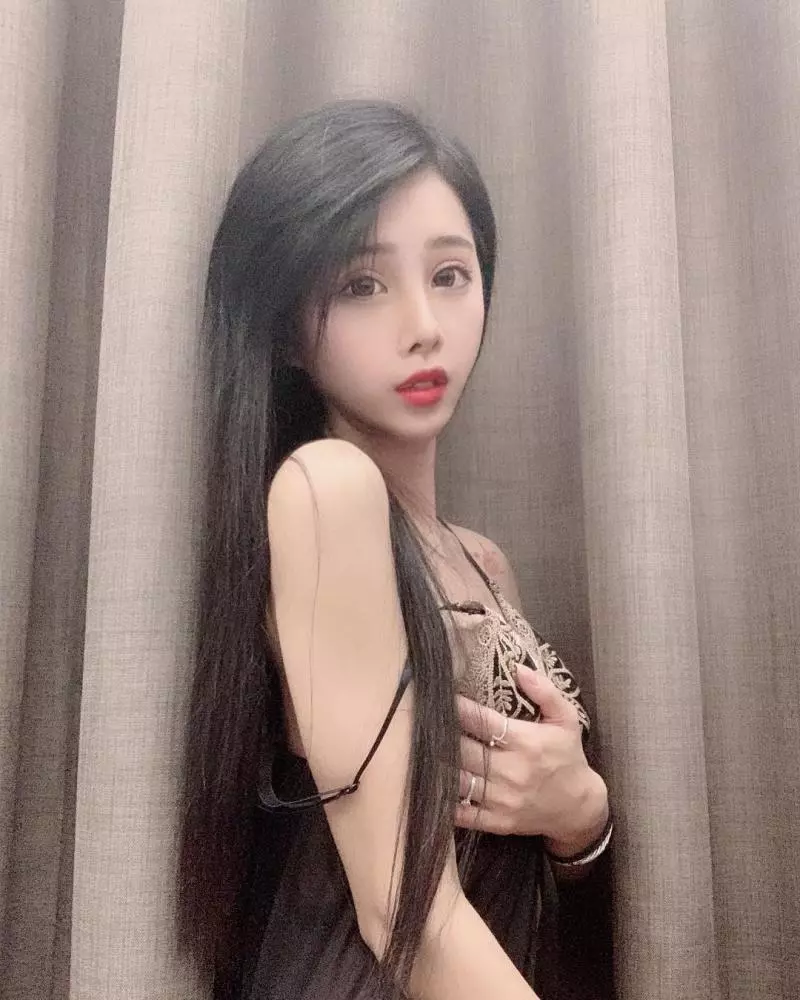 真人版火辣愛麗兒!「美人魚」水汪大眼嘟嘴超無辜,白嫩的逆天身材更讓人不捨錯過!