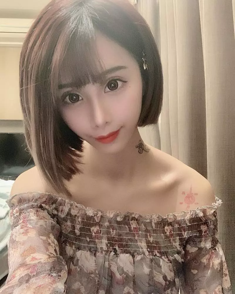 真人版火辣愛麗兒!「美人魚」水汪大眼嘟嘴超無辜,白嫩的逆天身材更讓人不捨錯過!