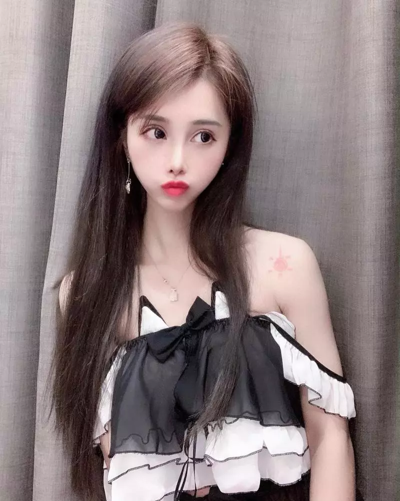 真人版火辣愛麗兒!「美人魚」水汪大眼嘟嘴超無辜,白嫩的逆天身材更讓人不捨錯過!