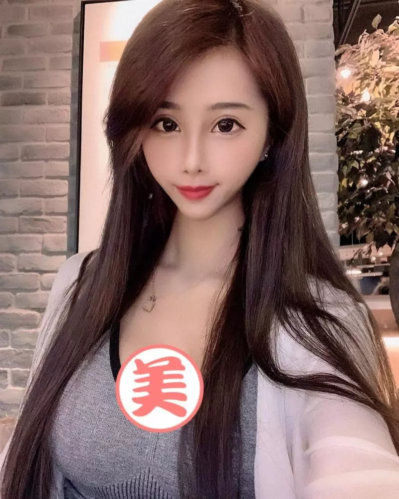 真人版火辣愛麗兒!「美人魚」水汪大眼嘟嘴超無辜,白嫩的逆天身材更讓人不捨錯過!