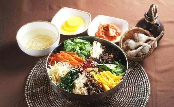 老人說「想不生病,肚裡常空」,有道理嗎?吃飯七分飽,很有技巧