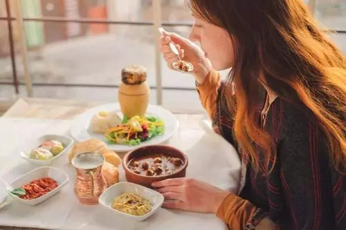 老人說「想不生病,肚裡常空」,有道理嗎?吃飯七分飽,很有技巧