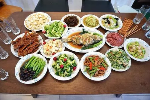 老人說「想不生病,肚裡常空」,有道理嗎?吃飯七分飽,很有技巧
