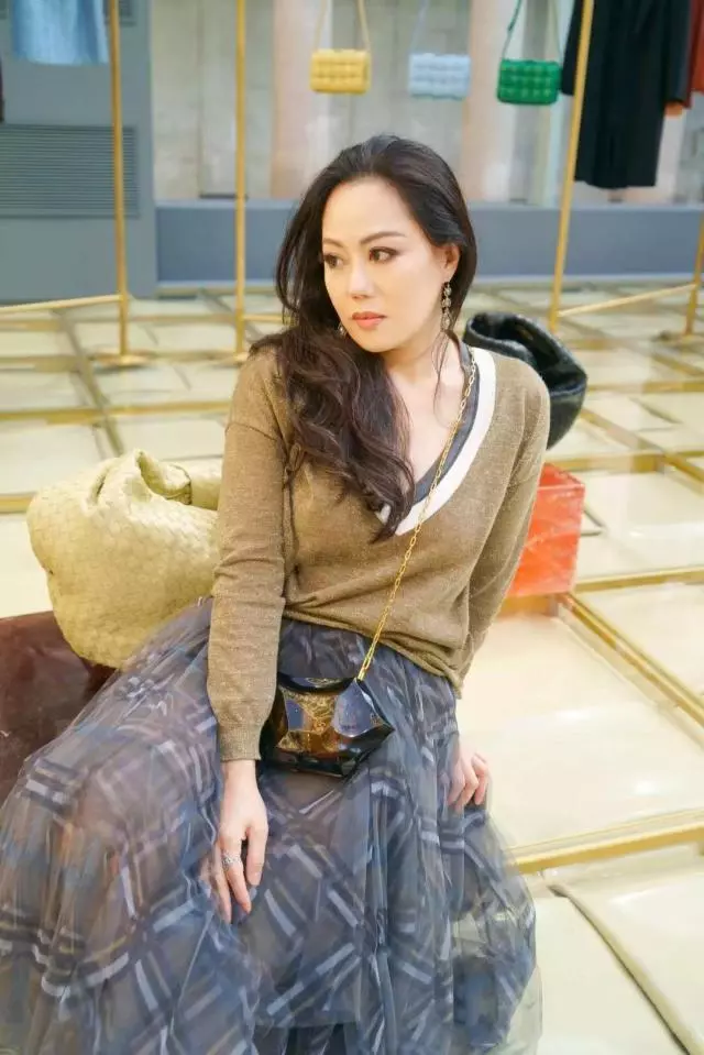 56歲章小蕙美得低調,「一襲清爽針織衫」配格紋紗裙,高級氣質讓人服氣