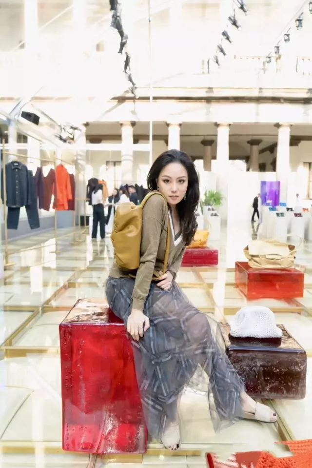 56歲章小蕙美得低調,「一襲清爽針織衫」配格紋紗裙,高級氣質讓人服氣