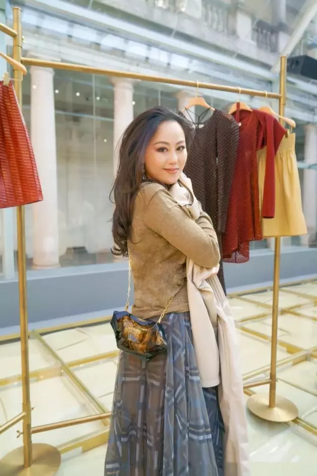 56歲章小蕙美得低調,「一襲清爽針織衫」配格紋紗裙,高級氣質讓人服氣