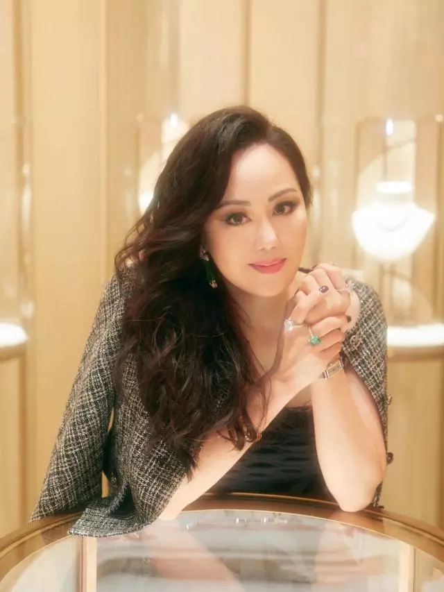 56歲章小蕙美得低調,「一襲清爽針織衫」配格紋紗裙,高級氣質讓人服氣