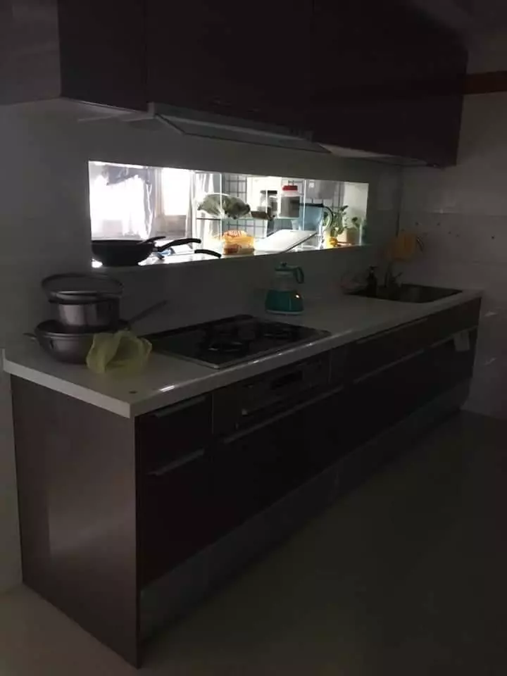 哭求工作但做沒幾天偷錢被逮,老闆心軟沒報警將她辭退,隔天竟回店蒙面搶錢!