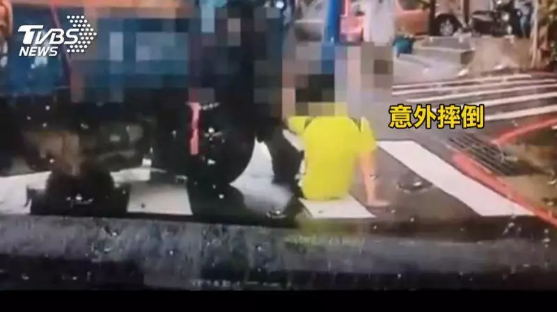 影/逼車下場糗!下車嗆聲卻滑倒 男子狼狽。攔車嗆聲竟然先摔倒
