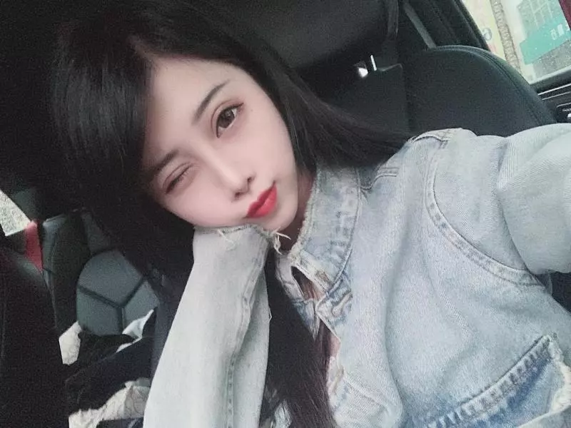 真人版火辣愛麗兒!「美人魚」水汪大眼嘟嘴超無辜,白嫩的逆天身材更讓人不捨錯過!