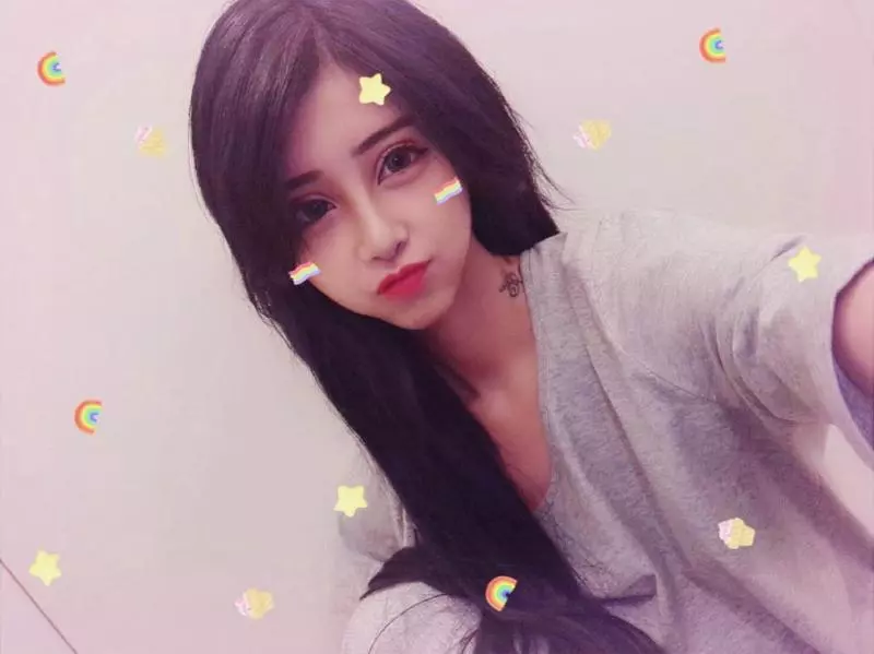 真人版火辣愛麗兒!「美人魚」水汪大眼嘟嘴超無辜,白嫩的逆天身材更讓人不捨錯過!