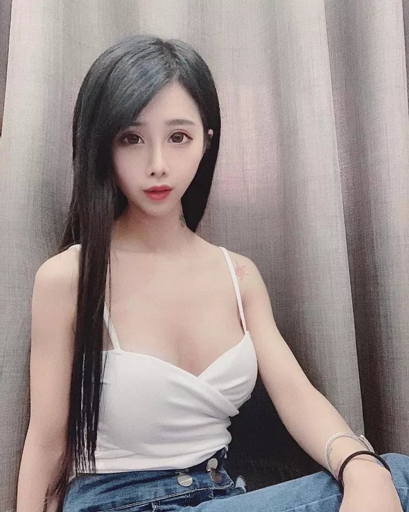 真人版火辣愛麗兒!「美人魚」水汪大眼嘟嘴超無辜,白嫩的逆天身材更讓人不捨錯過!