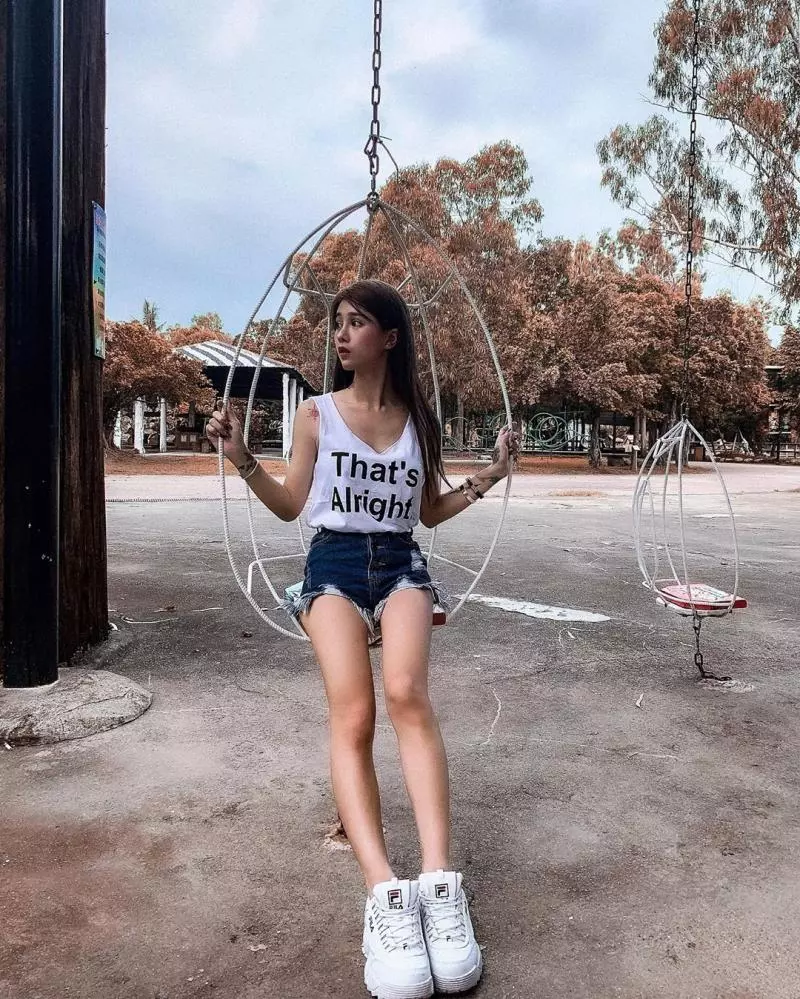 真人版火辣愛麗兒!「美人魚」水汪大眼嘟嘴超無辜,白嫩的逆天身材更讓人不捨錯過!