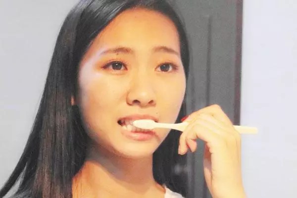 後槽牙上有「黑線」?教你小偏方去除,牙齒變乾淨,口氣也清新了