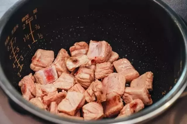 家常菜譜:怎樣燜排骨好吃點?家常燜排骨的做法