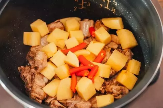 家常菜譜:怎樣燜排骨好吃點?家常燜排骨的做法