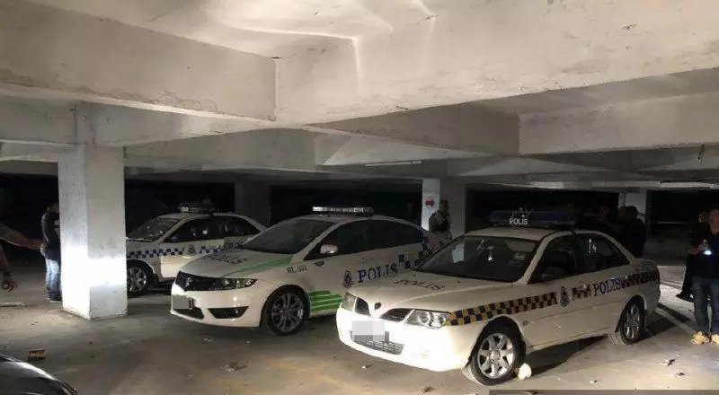 被抓包了 14巡警半夜不巡邏約在停車場抓Kick 原來哥冬水將「好料」的!