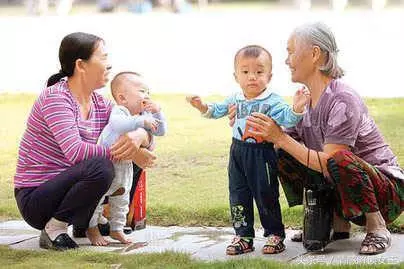 產房門前婆家異口同聲保孩子,看見是丫頭後,婆婆做法過分了!