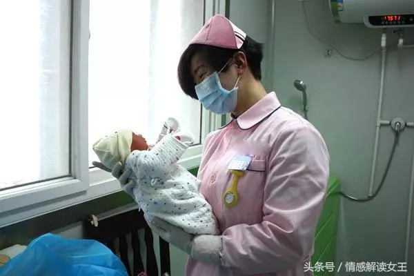 產房門前婆家異口同聲保孩子,看見是丫頭後,婆婆做法過分了!