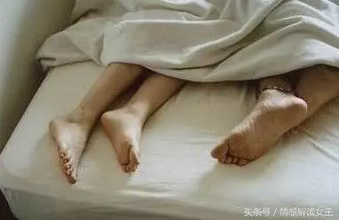 每次我出差老婆就約閨蜜出去玩,回來後還不許我碰她