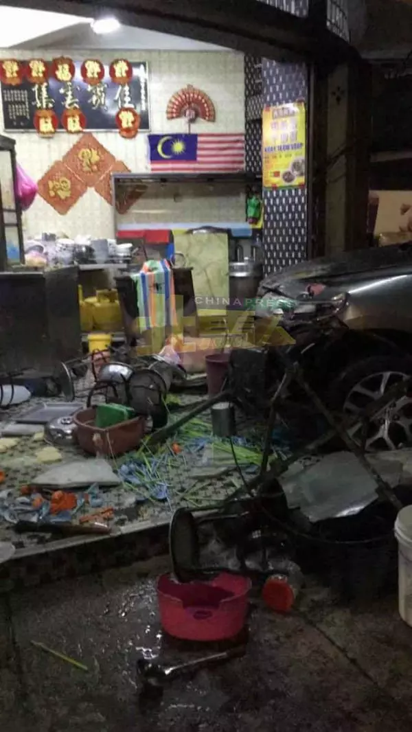 疑醉駕車撞咖啡店 毀2小販攤檔 1小販受傷