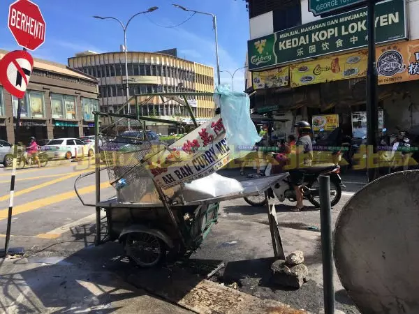 疑醉駕車撞咖啡店 毀2小販攤檔 1小販受傷