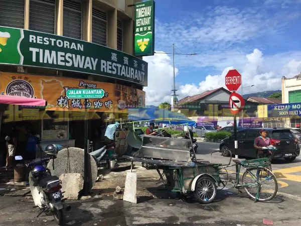 疑醉駕車撞咖啡店 毀2小販攤檔 1小販受傷