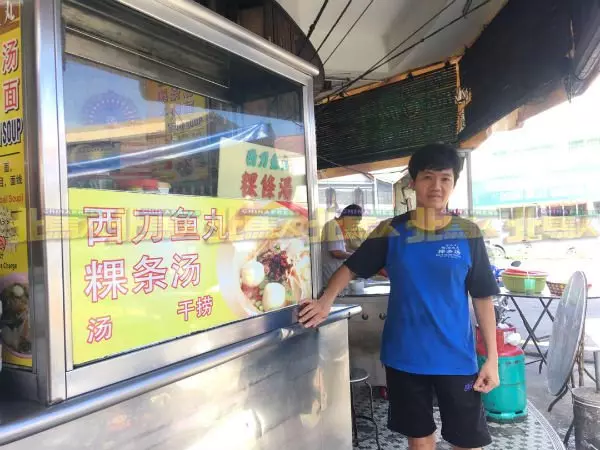疑醉駕車撞咖啡店 毀2小販攤檔 1小販受傷