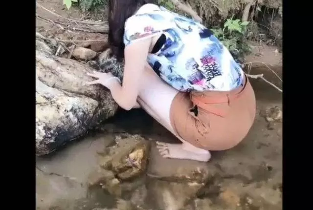 女子野外釣魚發現一窩透明肉蛋,裡面的東西把她樂壞了!