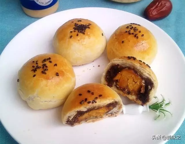 美味蛋黃酥的17種做法,蛋黃的咸香,一口酥到你心底
