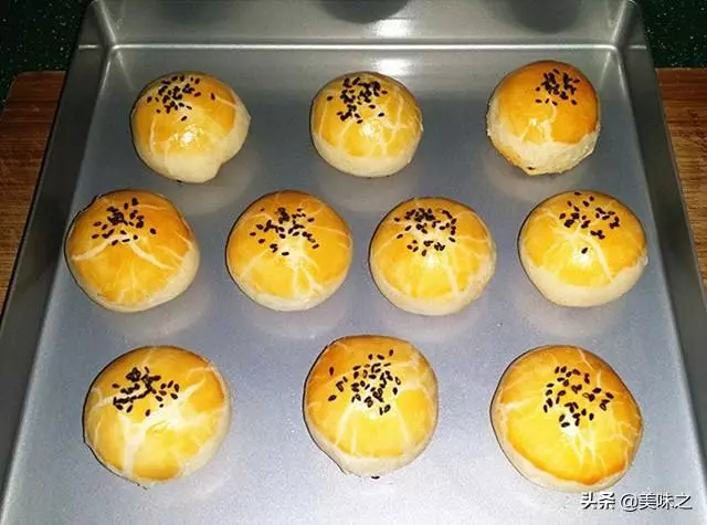 美味蛋黃酥的17種做法,蛋黃的咸香,一口酥到你心底