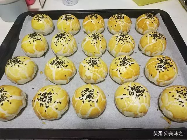 美味蛋黃酥的17種做法,蛋黃的咸香,一口酥到你心底
