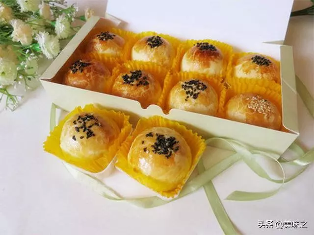 美味蛋黃酥的17種做法,蛋黃的咸香,一口酥到你心底