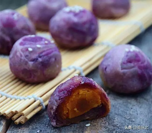 美味蛋黃酥的17種做法,蛋黃的咸香,一口酥到你心底