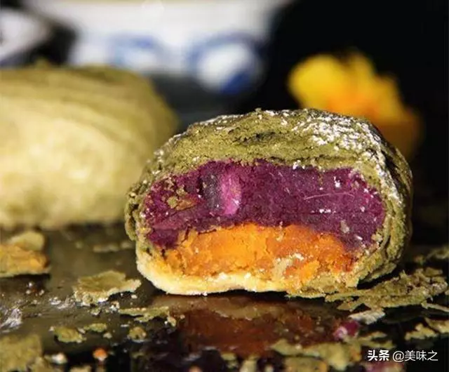 美味蛋黃酥的17種做法,蛋黃的咸香,一口酥到你心底