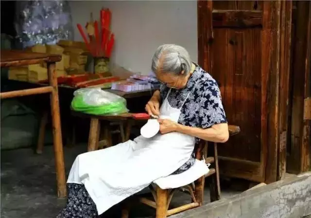結婚那晚,我打開鄉下外婆給我的「紅包」後,頓時泣不成聲