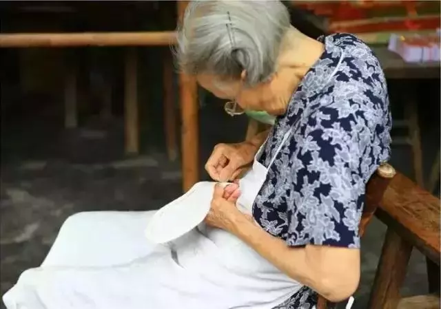 結婚那晚,我打開鄉下外婆給我的「紅包」後,頓時泣不成聲