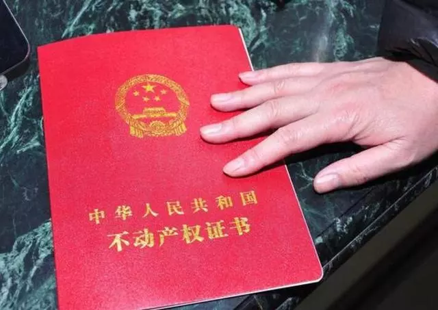懷孕後,丈夫和婆婆去買房,回來看了房產證,我氣得撕成2半
