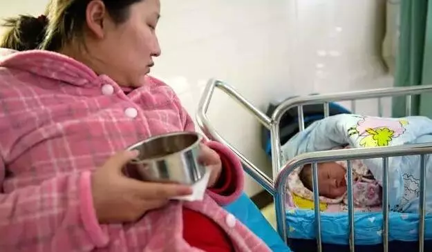 坐月子婆婆主動來伺候我,聽見她和小姑子說的話,我直接把她趕走