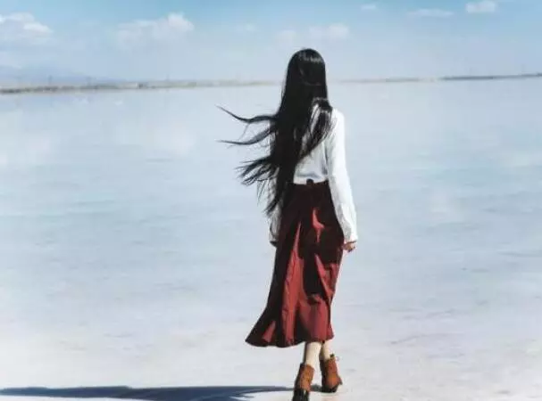 坐月子婆婆主動來伺候我,聽見她和小姑子說的話,我直接把她趕走