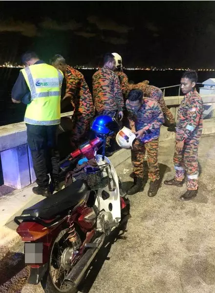 摩哆停放緊急通道,華青疑跳海, 檳大橋墜下失蹤。