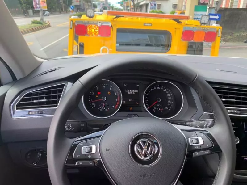 交車僅16小時,德國進口百萬福斯休旅車高速行駛途中方向盤鎖住追撞車禍