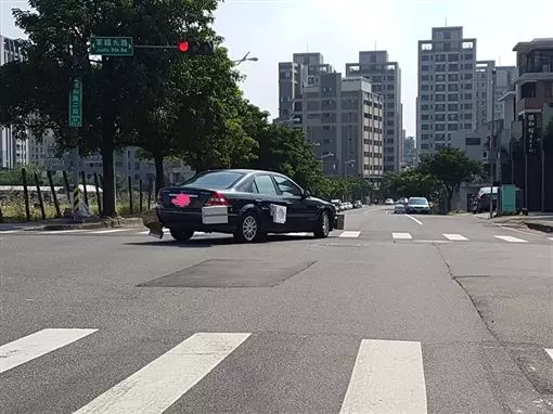 新手上路怕撞到!他「綁一圈」網笑了