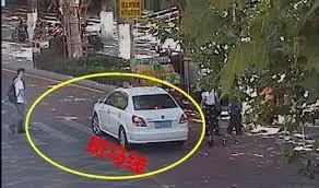 倒車入庫來回無數次還想推車!她的駕照一定是用雞腿換來的,網友:「好可怕的開車技術」