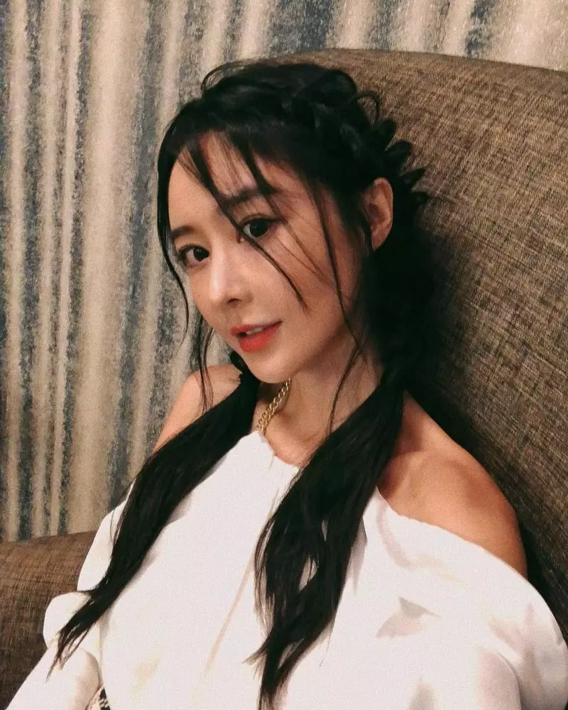 「余函彌Bonnie Yu」美艷五官水靈又迷人,健身美體更讓人看了日日享福夜夜滿足!