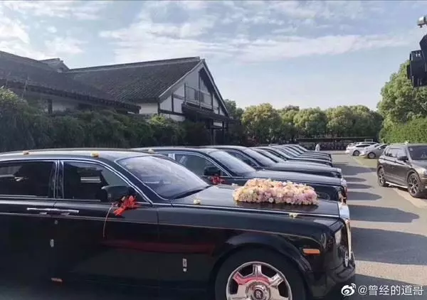老翁一排勞斯萊斯迎娶美嬌娘 網贊嘆:有錢真好