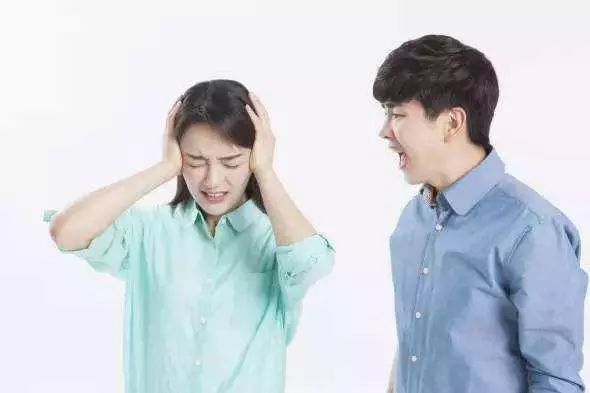 女兒結婚老婆給十萬陪嫁,婚後女兒哭著回來,我給老婆一巴掌!