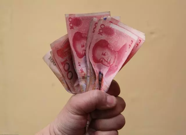 回娘家借錢,後媽不讓進屋,把後媽推倒進屋後,她癱在原地