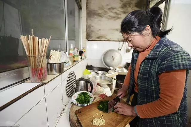 回娘家借錢,後媽不讓進屋,把後媽推倒進屋後,她癱在原地